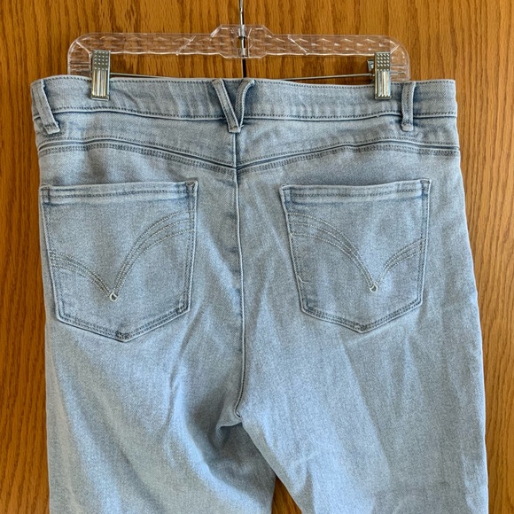 Democracy Light Wash Crop Jeans 14 - Picture 5 of 5